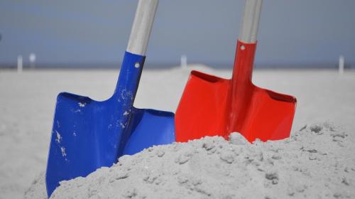 ForPost- Девочка погибла на пляже, копая большую яму в песке 