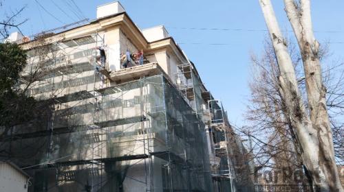 ForPost - В Севастополе демонтировали самый вызывающий балкон города 