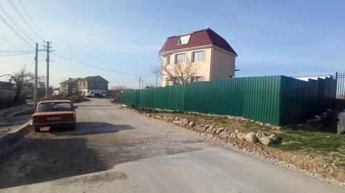 ForPost- В Севастополе ремонту дороги препятствует её владелец