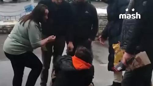 ForPost- Охранники ТЦ изваляли по асфальту и избили женщину из-за куска колбасы