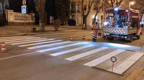 ForPost- В Севастополе дорожные «художники» раскрашивают проезжие части
