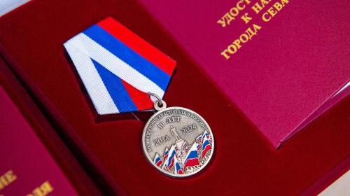 ForPost- В Севастополе наградили командиров самообороны 2014 года