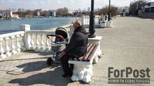 ForPost - За бабушек, сидящих с внуками, родителям пригрозили штрафами
