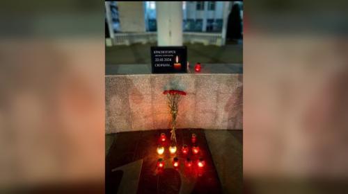 ForPost - Жители Крыма создают стихийные мемориалы в память о погибших в «Крокус Сити Холле»