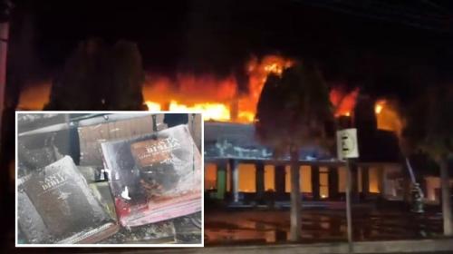 ForPost- При пожаре в книжном магазине сгорели все книги, кроме библий