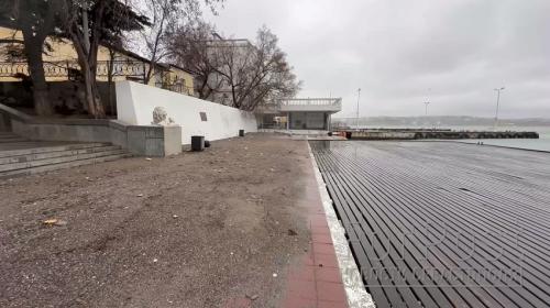 ForPost - Разбитый штормом настил Графской пристани в Севастополе починили за два часа 