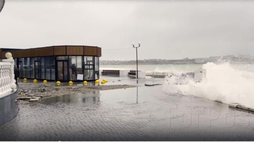 ForPost - В Севастополе продолжат эксперименты с потрёпанным штормами Хрустальным пляжем 