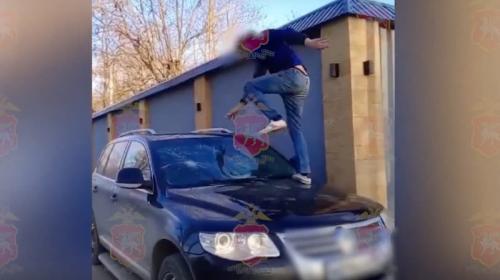 ForPost - Танец на лобовом стекле соседского авто влетел крымчанину в копеечку