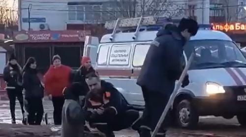 ForPost- Школьники увязли по пояс в рукотворной трясине в центре города