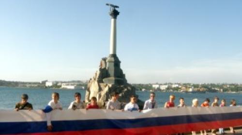 ForPost - Севастопольцы поздравили Россию с праздником (ФОТО, ВИДЕО)