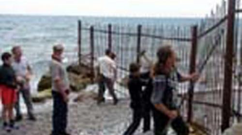 ForPost - Жители имеют право ломать заборы, заграждающие проход на пляжи