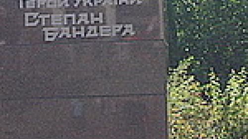 ForPost - В Тернополе на памятнике Бандере выгравировали «Герой Украины»