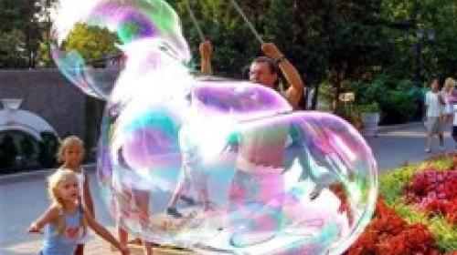 ForPost - В Севастополе туристов забавляют огромными пузырями