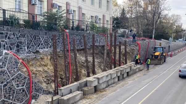ForPost - В Севастополе рухнувшую подпорную стену на Адмирала Октябрьского укрепили сваями