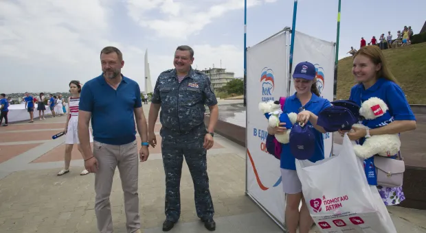В Севастополе развернули гигантский флаг России