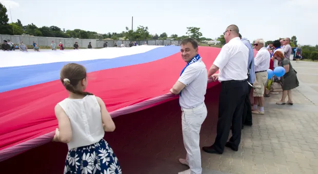 В Севастополе развернули гигантский флаг России
