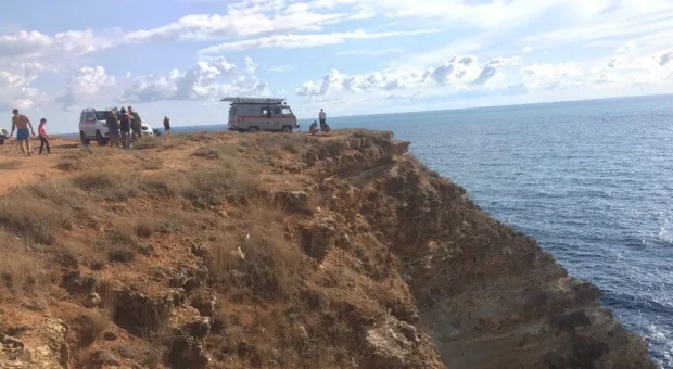 В Севастополе молодой турист слетел на автомобиле со скалы