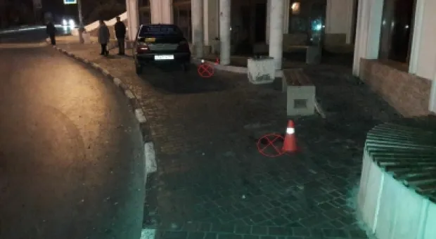 На остановке в Севастополе машина снесла двух человек