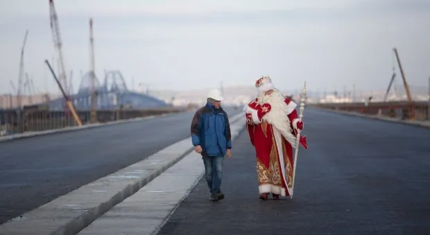 Дед Мороз прошел в Крым по строящемуся мосту 