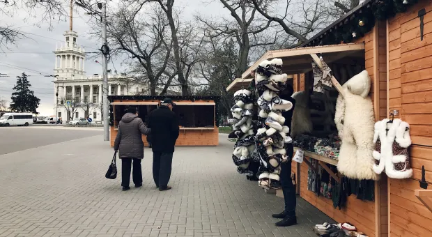 "Новогодняя ярмарка" в Севастополе пока торгует медом и колбасой