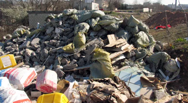 На каникулах Севастополь завалило мусором