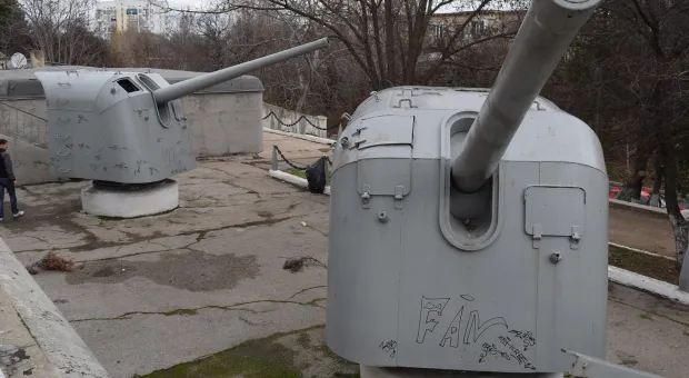 В Севастополе юнцы расписали 11-ю береговую батарею