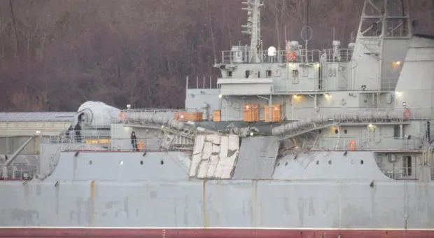 Повреждённый десантный корабль ЧФ стал на ремонт в Севастополе