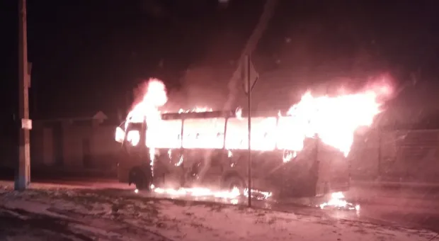 Под Симферополем сгорел пассажирский автобус