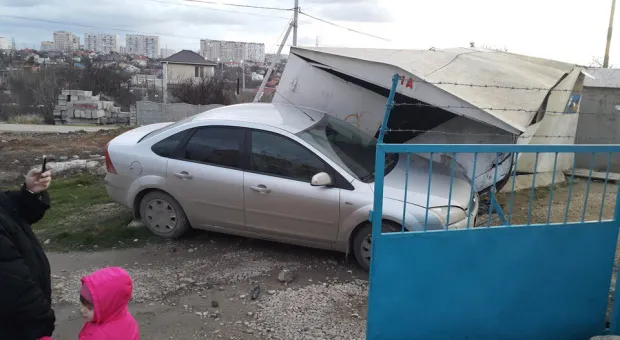 В Севастополе пьяный на иномарке превратил гараж в груду металла 