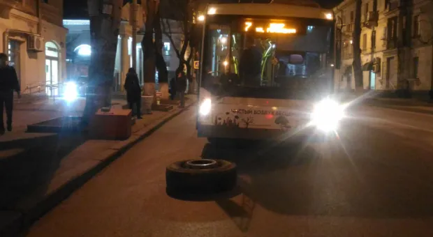 В Севастополе люди кричали: у троллейбуса оторвалось колесо