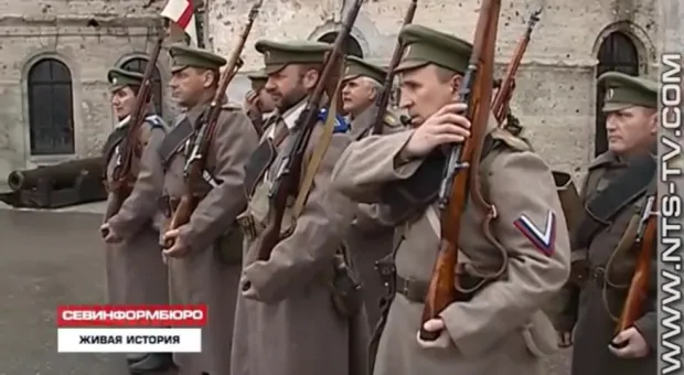 В Севастополе реконструкторы показали вооружение и быт солдат Литовского полка