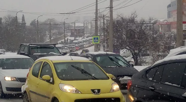 Из-за снега на дорогах в Севастополе транспортный коллапс