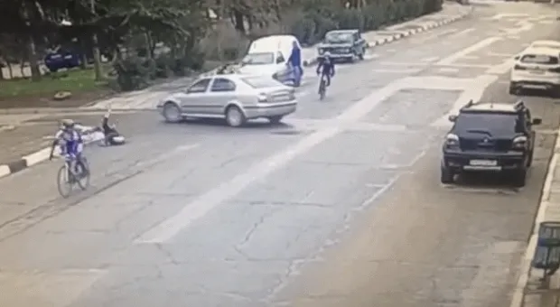 Водитель в Алуште врезался в группу велосипедистов