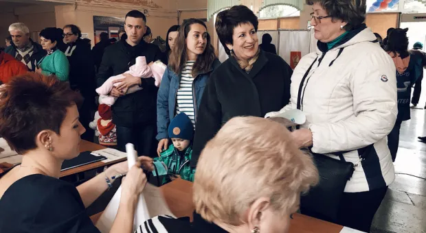 Екатерина Алтабаева проголосовала вместе с дочерью и внуком