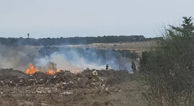 В Севастополе продолжает гореть Юхарина балка
