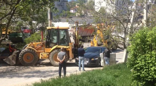 В Севастополе экскаватор «впечатал» Jaguar в бетонные блоки