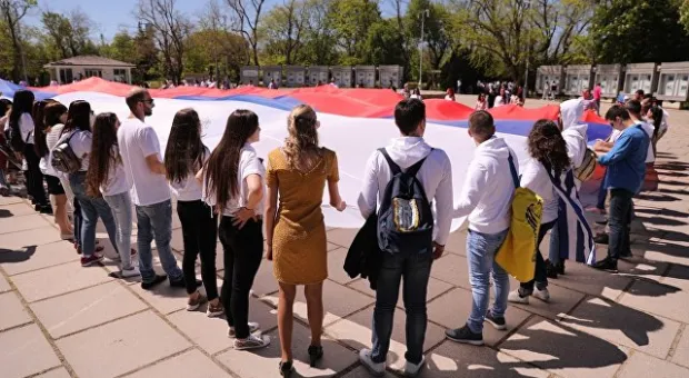 На фестивале "Крымский маяк" развернули 50-метровый флаг России 