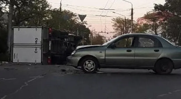 В Севастополе после столкновения с иномаркой грузовик «лег» на бок 