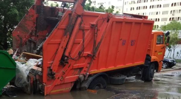 В Севастополе под мусоровозом провалился новый асфальт