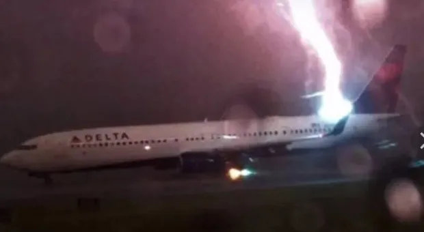 Молния попала в пассажирский лайнер при посадке в Петербурге