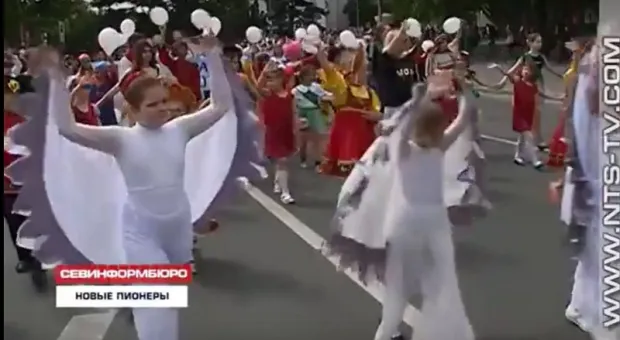 Севастопольцы отметили День детства и юности многотысячным маршем