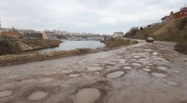 Обещанный ремонт самой убитой дороги Севастополя затягивается