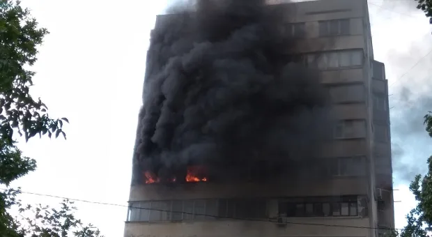 В Севастополе из горящей квартиры спасли лишь горстку бумаг
