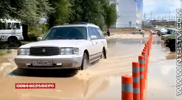 В Севастополе водители вёдрами вычерпывали воду из автомобилей