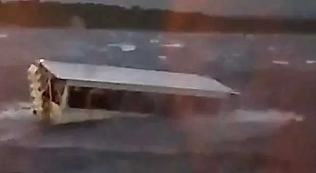 Число жертв катастрофы прогулочного судна на озере Тейбл-Рок в штате Миссури достигло 17 человек