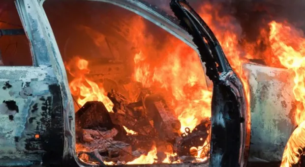 Неизвестные сожгли три автомобиля вблизи военно-патриотического лагеря под Севастополем