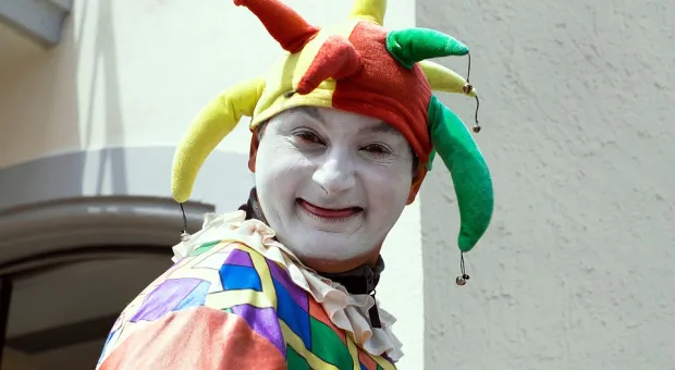 В правительстве Севастополя не хотят снять клоунский колпак