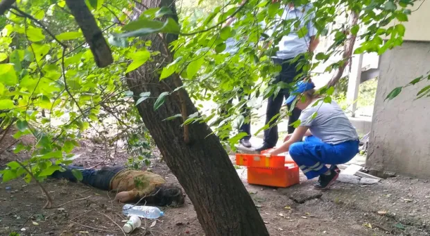 В центре Севастополя на газоне трое суток лежала беспомощная женщина