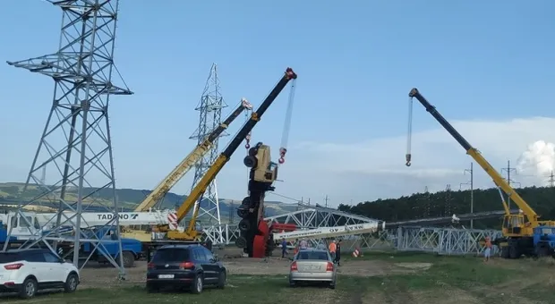 В Крыму автокран перевернулся из–за электроопоры
