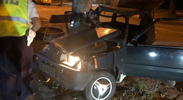 В Севастополе водитель «впечатал» авто в дерево и исчез